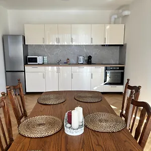 Familyvilla, New 4 Luxury Big Apartments, Parking Praha
